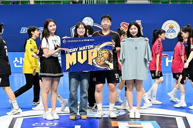 4일 강원도 삼척시 시민체육관에서 열린 신한 SOL 뱅크 2025~2026 핸드볼 H리그 정규리그 여자부 3라운드 SK 슈가글라이더즈와 경남개발공사의 경기에서 최우수선수(MVP)로 선정된 강은혜가 기념사진을 찍고 있다.