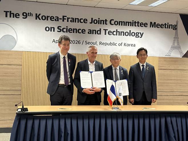 IBS 협약 체결 모습.왼쪽부터 필립 밥티스트 프랑스고등교육연구우주부 장관,앙투안프티 프랑스 국립과학연구원장, 김영덕 IBS 원장대행(지하실험연구단장), 배경훈 부총리 겸 과학기술정보통신부 장관. (사진=IBS 제공)