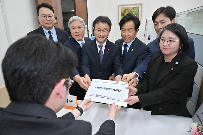 제정당 원내대표들, 대한민국헌법 개정안 제출더불어민주당 한병도 원내대표를 비롯한 제정당 원내대표들이 지난 3일 국회 의안과에 대한민국헌법 개정안을 제출하고 있다. /연합뉴스