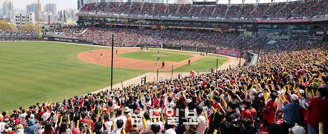 야구는 즐거워5일 광주기아챔피언스필드에서 열린 2026 신한SOL KBO리그 정규시즌 KIA 타이거즈 홈 개막전에서 야구팬들이 KIA의 승리를 기원하며 열띤 응원을 펼치고 있다. /임문철 기자 35mm@namdonews.com