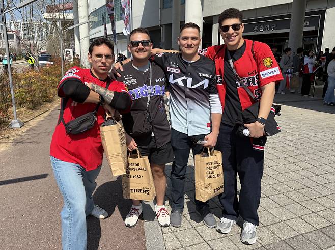 5일 광주-기아챔피언스필드를 찾은 조슈웰(왼쪽부터), 루키스, 앤드류, 앤써니. /양우철 기자 yamark1@namdonews.com