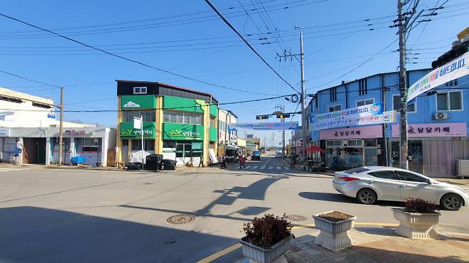 최근 광주 군공항 예비이전 후보지로 전남 무안군 망운면 일원이 선정되면서 지역주민들의 지역 발전 혹은 보상에 대한 기대감이 높아지고 있다. 사진은 5일 오후 취재진이 찾은 망운면 목동리사거리의 한적한 모습. /박정석 기자