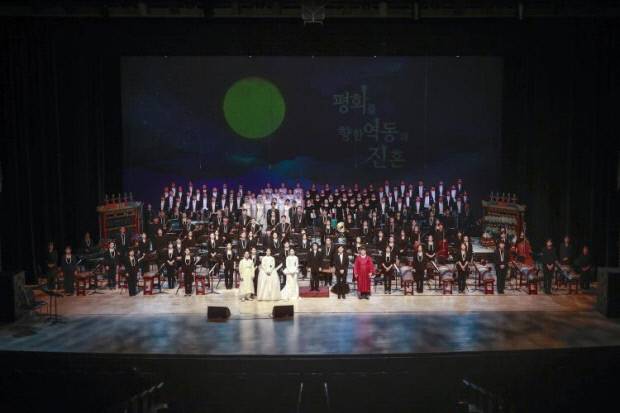 광주시립국악관현악단의 지난 정기연주회 모습.<광주예술의전당 제공>