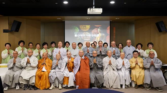 불기2570 부처님오신날 '울산태화가람대축제 출범식'이 지난 3일 울산 중구 태화복합문화공간 만디에서 열린 가운데 울산불교종단연합회장 혜원스님, 봉행위원장 혜진스님, 덕진스님(정토사 회주) 및 지역의 대덕원로스님, 윤건우 울산불교신도회장, 조계종울산사암연합합창단 등이 기념촬영을 하고 있다. 이수화 기자