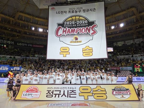 창원LG가 5일 창원체육관에서 경기 종료 후 정규시즌 우승 세리머니를 하고 있다. /박신 기자