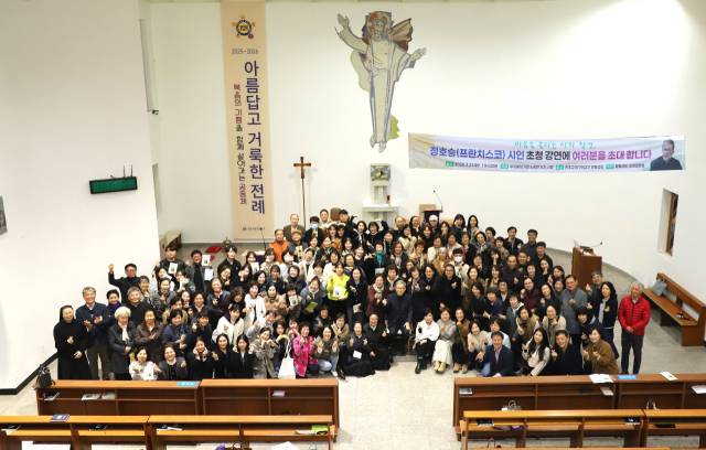 대구대교구 구미 원평성당과 미래로병원이 공동 주최한 정호승 시인 초청 강연 및 신계남 작가 시화전에 300여 명 이상의 시민들이 운집하며 뜨거운 호응을 보였다. 미래로병원 제공