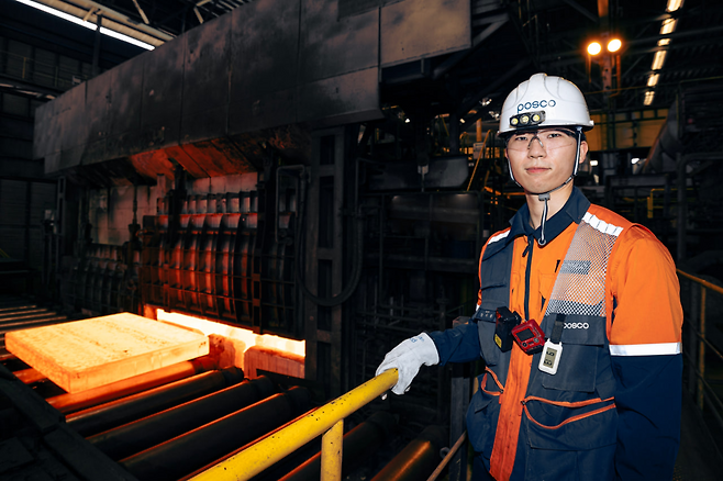 포항제철소 2후판공장에서 강재환 대리가 슬라브 가열 공정을 점검하고 있다. /포항제철소 제공