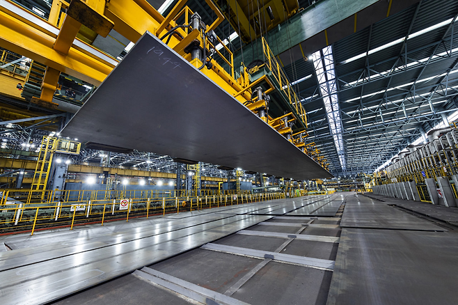 포항제철소 내에서 생산된 후판 제품이 이송되고 있다. /포항제철소 제공