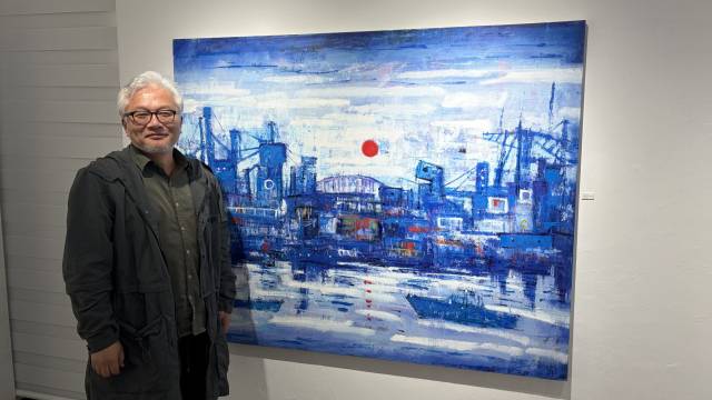 부산 동구 심스갤러리에서 ‘진화하는 표면, 그 너머의 시간’ 초대 개인전을 열고 있는 여근섭 작가. 김은영 기자 key66@