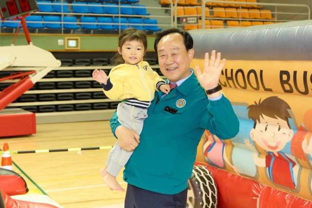 국민의힘 경남도당 공천관리위원회는 천영기(64) 통영시장을 오는 6월 3일 치러지는 제9회 전국동시지방선거 통영시장 후보로 단수 공천했다. 천영기 통영시장이 어린이 행사장을 찾아 아이들과 교감하고 있다. 통영시청 제공