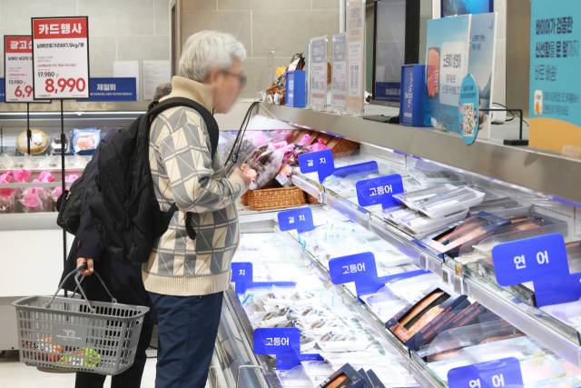 마트에서 수산물을 고르는 시민. 부산일보DB