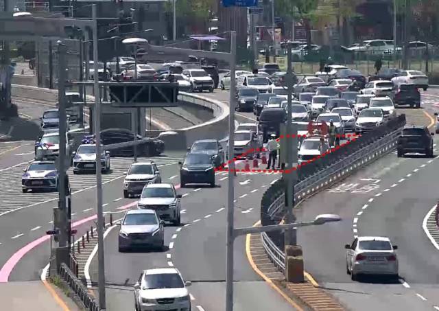 5일 오전 11시께 지반침하가 발생한 동래구 내성지하차도 진입부에 교통 통제가 이뤄지는 모습. 부산시 교통정보서비스센터 X 캡처