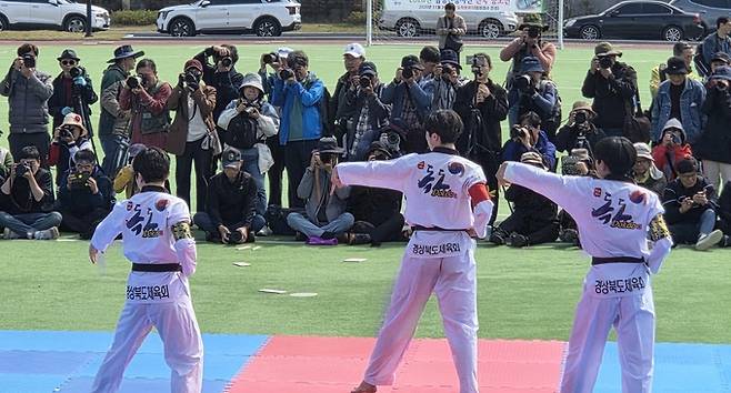 ▲ 작가들이 제16회 영천복사꽃 전국사진촬영대회 식전공연으로 열린 경상북도체육회 독도사랑스포츠공연단 시범공연을 촬영하고 있다. 권오석 기자