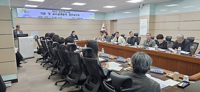 ▲ 3월 30일 중간보고회에서 자료 위로 시선이 모이며 참석자들이 고개를 맞대고 설계 방향을 짚어보고 있다. 의성군 제공