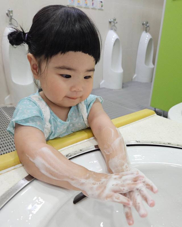 어린이가 화장실에서 손을 꼼꼼이 씻고 있다.(대구일보 DB)