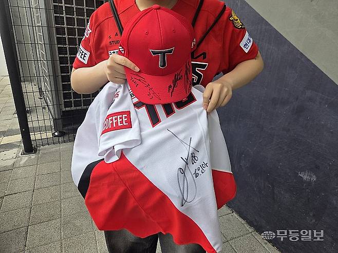 2026 신한 SOL BANK KBO리그 NC 다이노스-KIA 타이거즈 전이 3일 광주-기아 챔피언스 필드에서 진행된 가운데 경기 시작 전 나성범·이의리 선수 팬 사인회가 열렸다. 사진은 첫번째로 사인을 받은 서지수(21)씨의 유니폼의 모습. 박소영기자 psy1@mdilbo.com