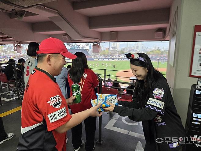 2026 신한 SOL BANK KBO리그 NC 다이노스-KIA 타이거즈 전이 3일 광주-기아 챔피언스 필드에서 진행된 가운데 경기장 내에서 팬들이 간식을 나누고 있다. 박소영기자 psy1@mdilbo.com