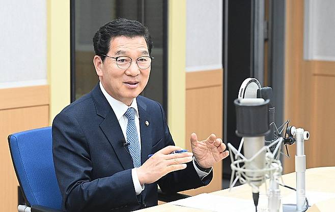 신정훈 더불어민주당 의원이 16일 전남광주통합시장 경선을 앞두고 무등일보와 사랑방미디어 공동으로 진행한 파워인터뷰가 열린 북구 중흥동 SRB미디어그룹 내 스튜디오에서 견해를 밝히고 있다.
양광삼기자 ygs02@mdilbo.com