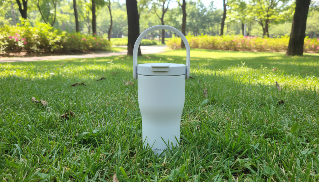 글라스락의 '캐리 플로우 텀블러'. 각도 조절이 가능한 핸들이 있어서 들고 다니기 편하다. [사진=조현미 기자·미리캔버스]