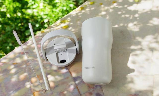 글라스락의 '캐리 플로우 텀블러'. 마시는 방법이 다양하고, 전용 빨대와 세척솔이 함께 들어있어 위생적으로 관리할 수 있다. [사진=조현미 기자·미리캔버스]&nbsp;