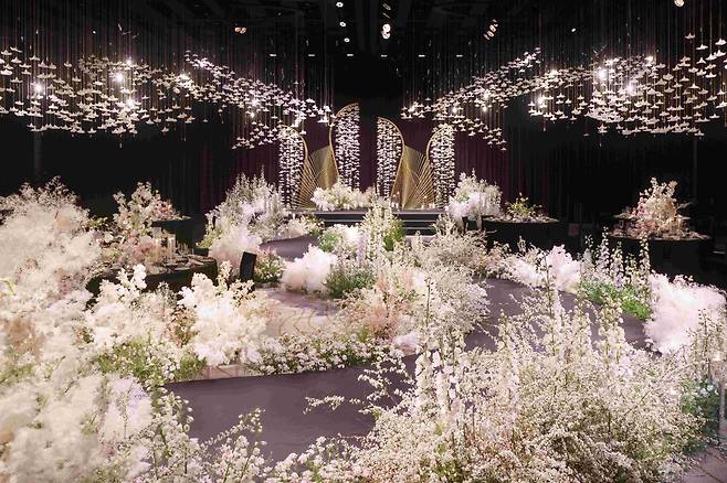 웨스틴 조선 서울은 2일 그랜드 볼룸에서 웨딩 쇼케이스 ‘THE LIHUA(이화): 고귀한 연결’을 개최했다고 5일 밝혔다.(사진제공=조선호텔앤리조트)