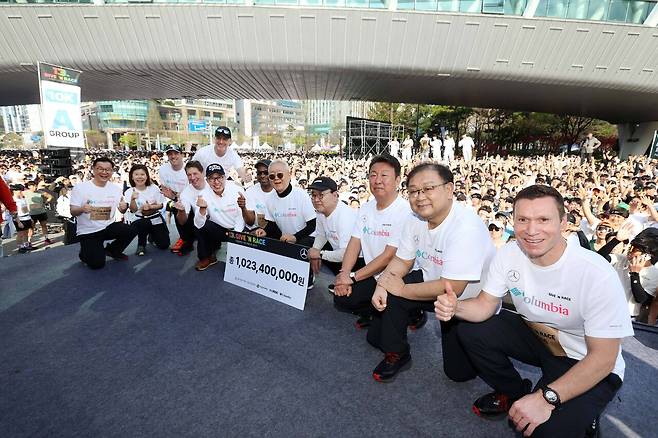 메르세데스-벤츠 사회공헌위원회 마티아스 바이틀 의장(오른쪽에서 첫번째),&nbsp;부산MBC&nbsp;최병한 사장(오른쪽에서 세번째),&nbsp;사회복지법인 아이들과미래재단 이훈규 이사장(오른쪽에서 다섯번째),&nbsp;메르세데스-벤츠 사회공헌위원회 이상국 위원(왼쪽에서 첫번째),&nbsp;이은정 위원(왼쪽에서 두번째),&nbsp;컬럼비아스포츠웨어코리아 제프 맥파이크 대표(왼쪽에서 세번째),&nbsp;부산광역시 박형준 시장(왼쪽에서 다섯번째)이&nbsp;'제13회 기브앤 레이스'의 기부금 조성을 축하하며 포즈를 취하고 있는 모습