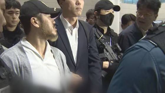 지난 달 25일, 입국장에서 모습을 드러낸 박왕열에게 질문하는 최광일 PD의 모습