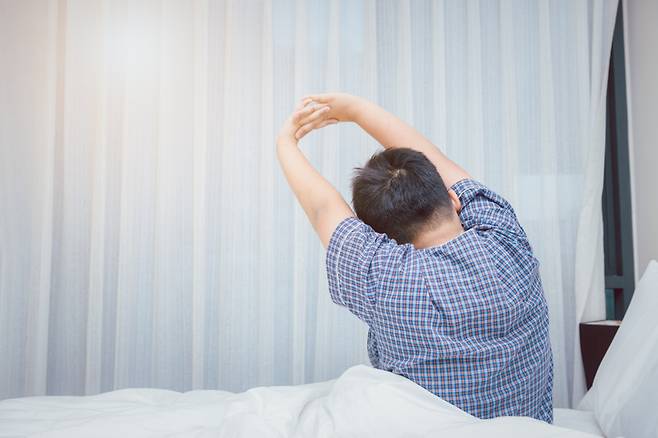 아침에 일어날 때 가볍게 스트레칭을 하면 혈액 순환에 큰 도움이 된다. 사진=게티이미지뱅크