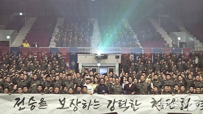 이윤복 단장이 준비한 위문공연 기념사진.