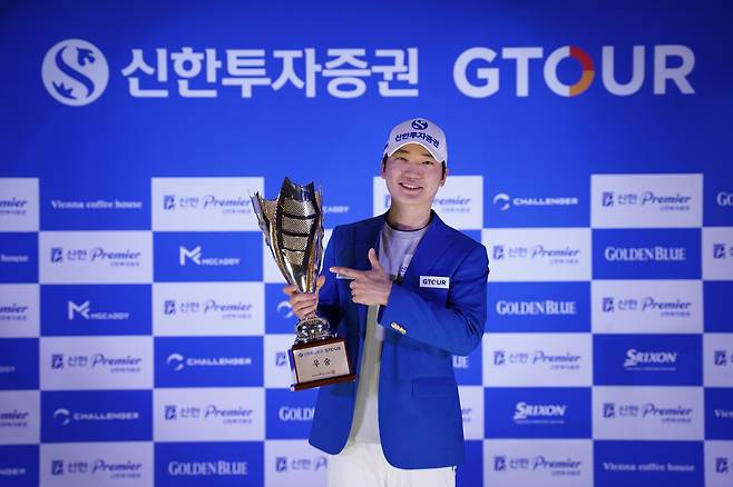 2026 신한투자증권 GTOUR 4차 대회 우승자 최민욱이 우승트로피를 들고 기념사진을 찍고 있다.(골프존 제공)