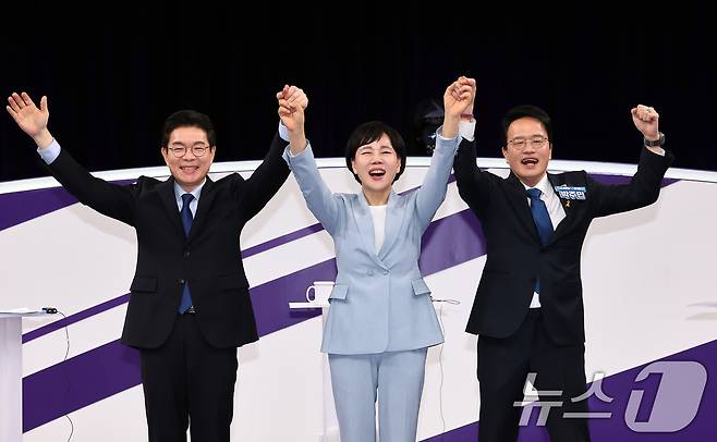 더불어민주당 정원오(왼쪽부터), 전현희, 박주민 서울시장 예비후보가 지난달 31일 서울 마포구 상암동 MBC 신사옥에서 열린 더불어민주당 서울시장 후보자 본경선 합동토론회에서 기념촬영하고 있다. 2026.3.31 ⓒ 뉴스1 국회사진기자단