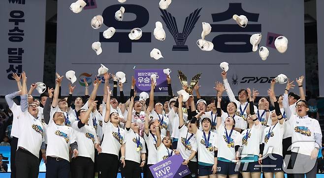 5일 오후 서울 중구 장충체육관에서 열린 2025-2026 진에어 V리그 여자부 챔피언결정전 3차전 GS칼텍스와 한국도로공사의 경기에서 세트스코어 3대1 승리 후 우승을 차지한 GS칼텍스 허세홍 대표와 이영택 감독, 선수들이 우승컵을 들고 기뻐하고 있다. 이날 GS칼텍스는 2020-2021시즌 이후 5년 만에 정상을 탈환했다. 2026.4.5 ⓒ 뉴스1 김민지 기자