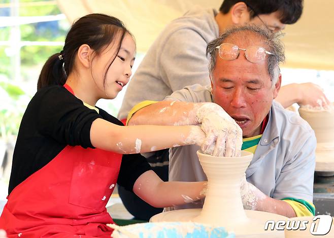 30일 경기 이천시 신둔면 예스파크와 사기막골 도예촌에서 열린 제37회 이천도자기축제를 찾은 관람객들이 물레체험을 하고 있다. 코로나19 팬데믹 이후 4년 만에 정상화한 이번 축제는 '삼시 세끼의 품격'이라는 주제 아래 이천 도자기를 대표하는 6개 마을의 240여개 공방이 참여해 역대 최대 규모로 다음달 7일까지 열린다. (이천시 제공) 2023.4.30 ⓒ 뉴스1
