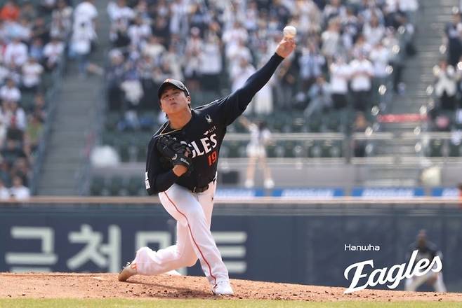 한화 왕옌청이 4일 잠실구장에서 열린 2026 KBO리그 정규시즌 두산과 경기에서 힘차게 공을 던지고 있다. 사진 | 한화 이글스