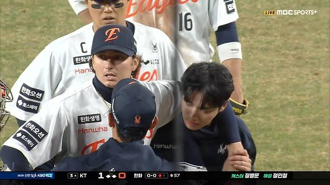 한화 화이트가 31일 대전 한화생명 볼파크에서 열린 2026 KBO리그 정규시즌 KT와 경기 3회초 수비 도중 왼쪽 허벅지 부상을 당한 후 부축받으며 그라운드에서 빠져나오고 있다. 사진 | 티빙
