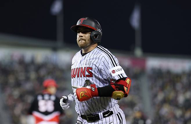 LG 오스틴이 1일 서울 잠실구장에서 열린 2026 KBO리그 정규시즌 KIA전서 희생플라이를 친 후 더그아웃으로 복귀하고 있다. 사진 | 잠실=연합뉴스