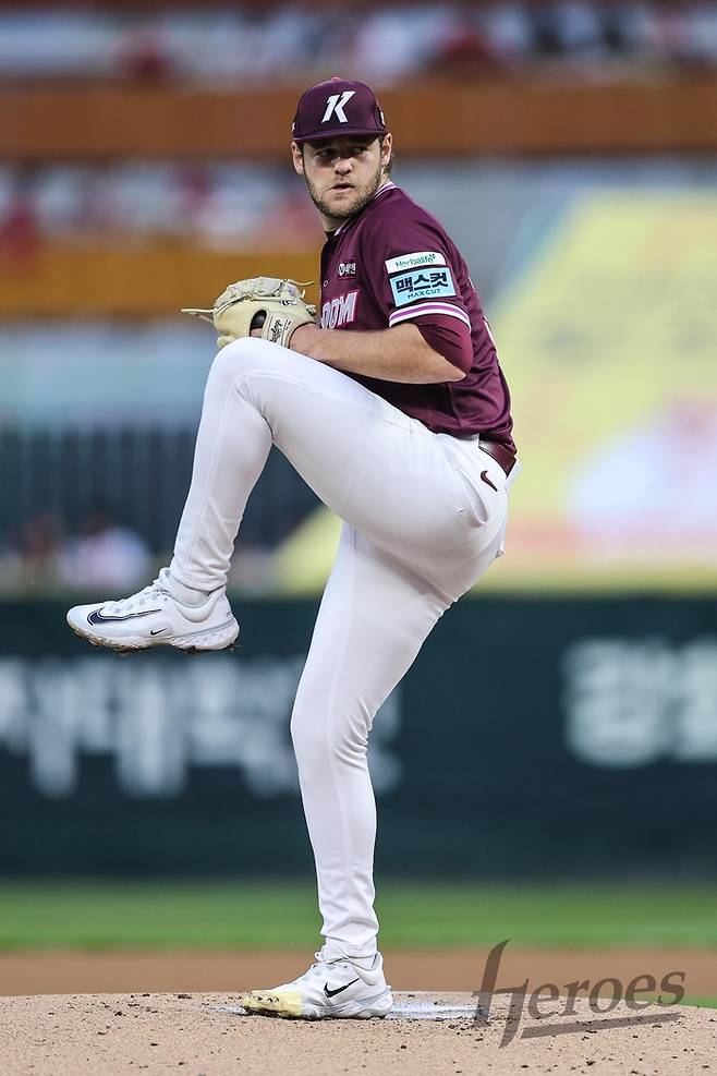 키움 와일스가 31일 인천SSG랜더스필드에서 열린 2026 KBO리그 정규시즌 SSG전에 선발 등판해 역투하고 있다. 사진 | 키움 히어로즈