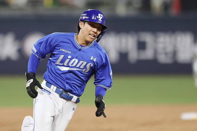 삼성 이재현이 3일 수원케이티위즈파크에서 열린 2026 KBO리그 정규시즌 KT와 경기에서 적시타 때 홈으로 달리고 있다. 사진 | 삼성 라이온즈