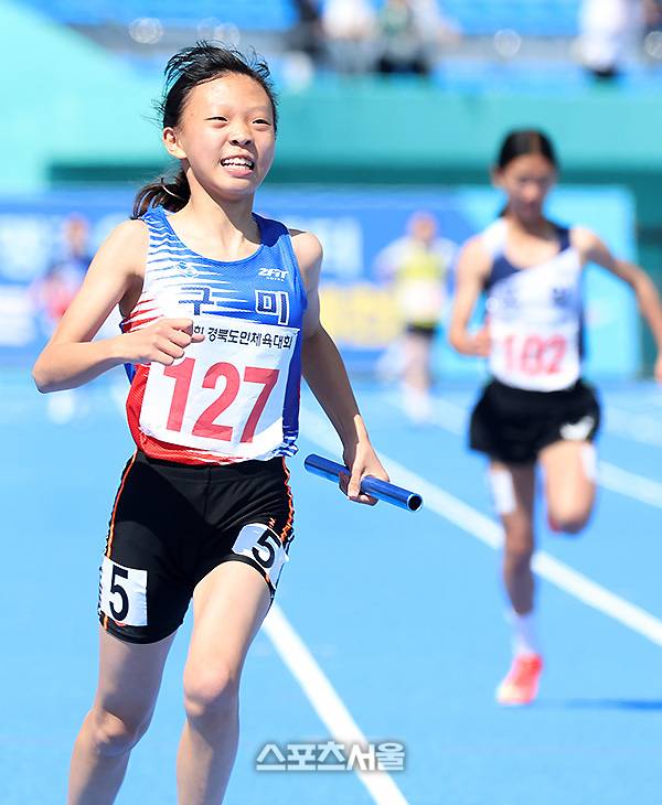 ‘소녀들의 배턴 터치‘ 육상 꿈나무들...구미시, 여초 400m 계주 우승