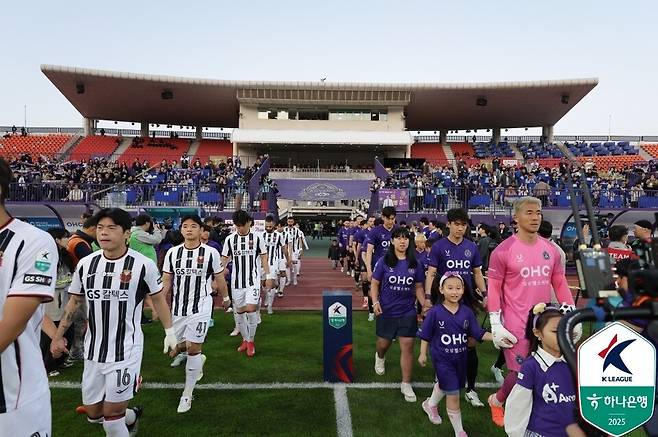 FC서울과 FC안양(오른쪽) 선수단. /사진=한국프로축구연맹