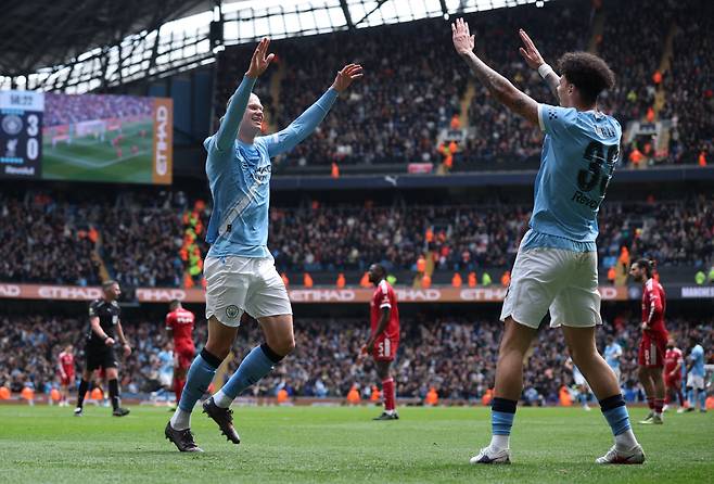 Soccer Football - FA Cup - Quarter Final - Manchester City v Liverpool - Etihad Stadium, Manchester, Britain - April 4, 2026 Manchester City's Erling Haaland celebrates with Nico O'Reilly after scoring their fourth goal to complete his hattrick REUTERS/Phil Noble
<저작권자(c) 연합뉴스, 무단 전재-재배포, AI 학습 및 활용 금지>