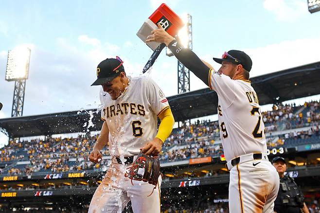 PITTSBURGH, PA - APRIL 03: Ryan O'Hearn #29 dumps water on Konnor Griffin #6 of the Pittsburgh Pirates after the game against the Baltimore Orioles at PNC Park on April 3, 2026 in Pittsburgh, Pennsylvania. Justin K. Aller/Getty Images/AFP (Photo by Justin K. Aller / GETTY IMAGES NORTH AMERICA / Getty Images via AFP)
<저작권자(c) 연합뉴스, 무단 전재-재배포, AI 학습 및 활용 금지>