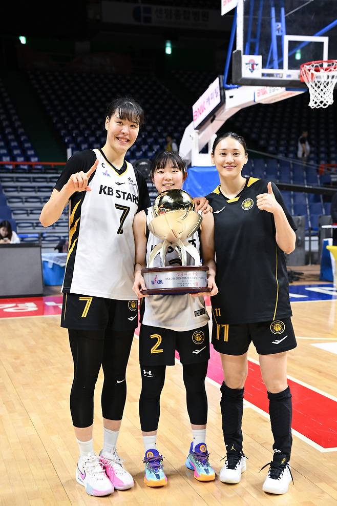 지난달 30일 KB스타즈가 BNK를 꺾고 정규시즌 우승을 확정한 가운데, 우승을 이끈 KB스타즈의 '허강박 트리오'인 박지수 허예은 강이슬(왼쪽부터)이 트로피를 들고 기뻐하고 있다. 사진제공=WKBL