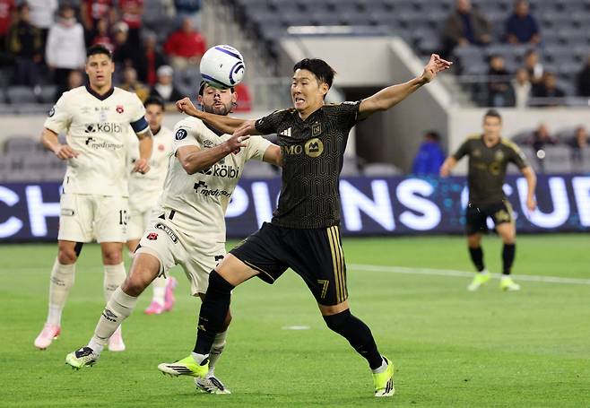 LOS ANGELES, CALIFORNIA - MARCH 10: Son Heung-Min #7 of Los Angeles Football Club is held up by Aaron Salazar #24 of Liga Deportiva Alajuelense as he attacks the goal during the first half of the CONCACAF Champions Cup 2026 at Banc of California Stadium on March 10, 2026 in Los Angeles, California.   Kevork Djansezian/Getty Images/AFP (Photo by KEVORK DJANSEZIAN / GETTY IMAGES NORTH AMERICA / Getty Images via AFP)







<저작권자(c) 연합뉴스, 무단 전재-재배포, AI 학습 및 활용 금지>