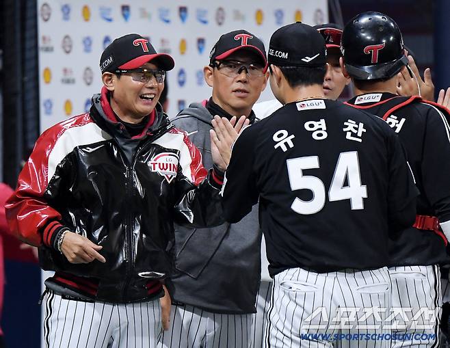5일 서울 고척스카이돔에서 열린 LG-키움전. 9회말 역전 위기에 등판해 승리를 지킨 유영찬이 염경엽 감독과 하이파이브하고 있다. 정재근 기자 cjg@sportschosun.com