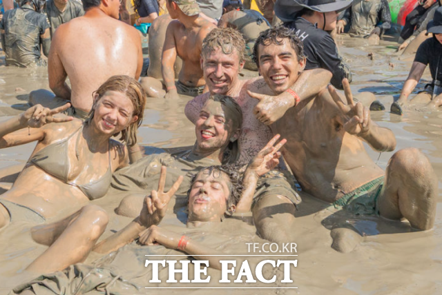 지난해 8월 충남 보령시 대천해수욕장에서 열린 '제28회 보령머드축제'에는 예년보다 더 많은 외국인들이 방문했다. /뉴시스