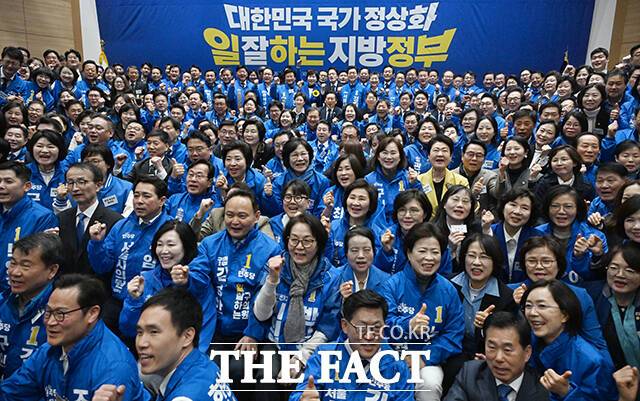 더불어민주당은 국민의힘과 비교해 6·3 지방선거 출마 희망자에 대한 공천 배제(컷오프)를 최소화하고 있다. 이는 잡음 차단 측면에선 효과적이나, 선거 자금과 조직이 상대적으로 부족한 정치 신인 등에 불리하게 작용할 수 있다는 지적이 나온다. 사진은 지난 30일 정청래 민주당 대표와 전현희·박주민·정원오 서울시장 경선 후보 등 지방선거 출마예정자들이 국회 의원회관에서 열린 서울 현장 최고위원회의에서 지선 출마자들과 기념촬영을 하는 모습. /서예원 기자