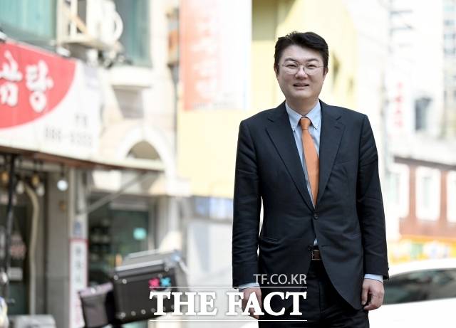 김정철 개혁신당 서울시장 후보가 2일 서울 관악구 일대에서 <더팩트>와 인터뷰에 앞서 과거 고시생 시절 자주 다녔던 곰탕집 앞에서 포즈를 취하고 있다. /이새롬 기자