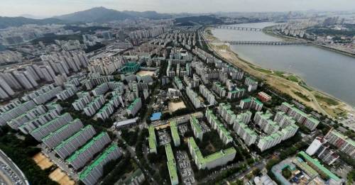 서울시 민생사법경찰국은 최근 서초구 반포 일대에서 공인중개사 단체를 결성, 비회원 중개업소와의 공동중개를 배제하는 등 담합행위를 주도한 3명을 검찰에 송치했다. 아파트가 밀집한 반포 일대 전경. 아시아경제DB