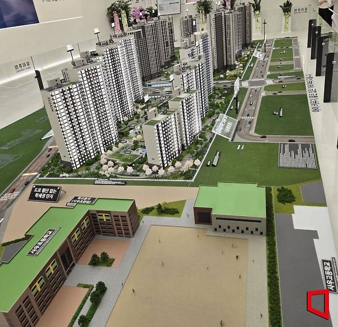 '풍무역세권 수자인 그라센트 2차' 견본주택에 전시된 단지 모형. 사우초·사우고가 단지 바로 앞에 맞닿아 있다. 불이 켜진 곳이 이번 분양 대상인 2차 단지이고, 뒤편에는 지난해 분양한 1차 단지(1071가구) 모형이 함께 전시돼 있다. 최서윤 기자